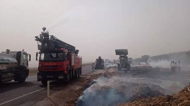 Diyarbakır’da saman yüklü 3 TIR alev alev yandı