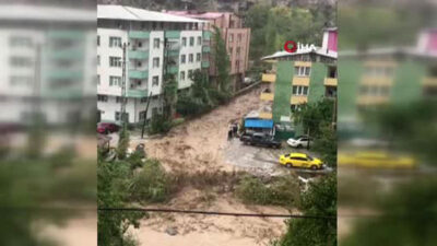Artvin’i sağanak vurdu! Yollar çamurla kaplandı