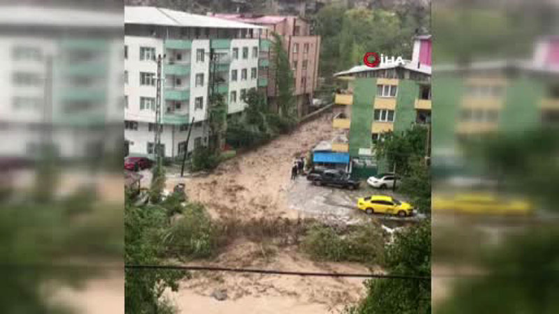 Artvin’i sağanak vurdu! Yollar çamurla kaplandı Artvin’i sağanak vurdu! Yollar çamurla kaplandı