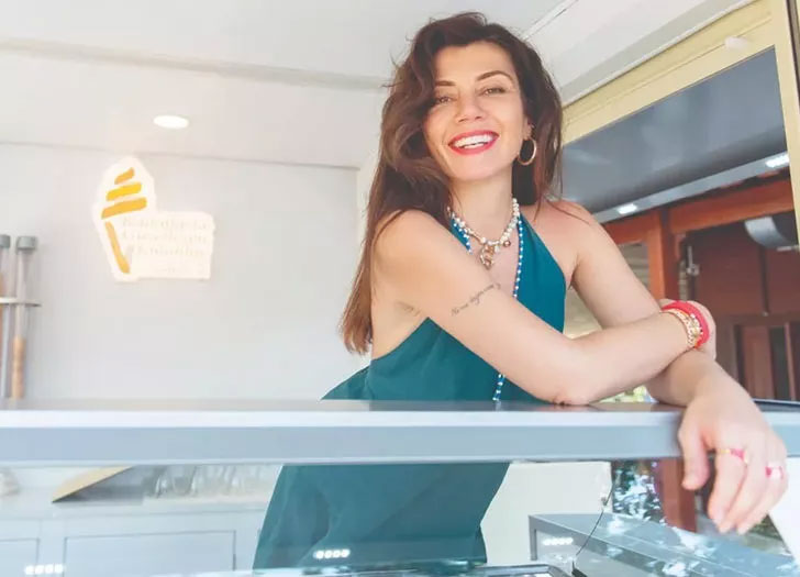 Gökçe Bahadır eşi Emir Ersoy ile Paris tatilinde!