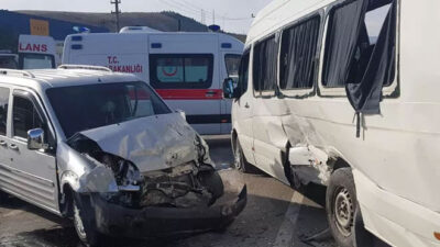 Ankara’da hafif ticari araç ile servis minibüsü çarpıştı! Yaralılar var