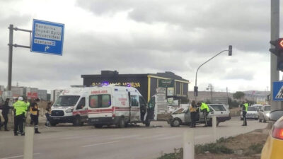 Hareket halindeki ambulansa otomobil çarptı! 4 yaralı!