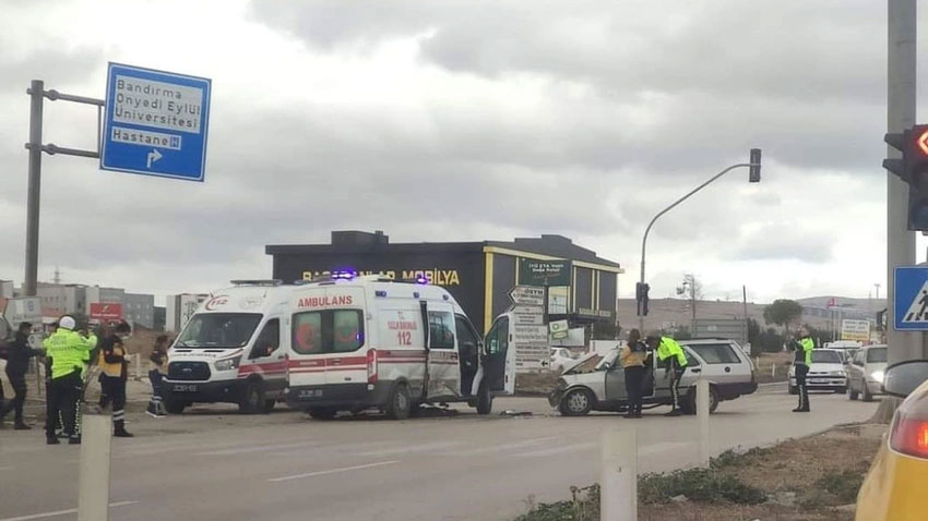 Hareket halindeki ambulansa otomobil çarptı! 4 yaralı!