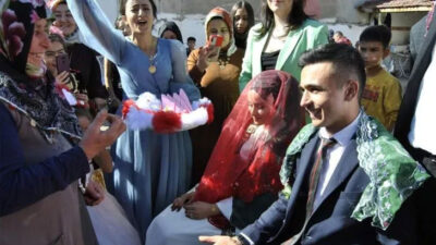 Dedesinin vasiyetini yerine getiren damat 5 gün düğün yaptı