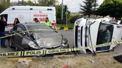 Hafif ticari araçla otomobil çarpıştı! 3’ü ağır, 8 kişi yaralandı