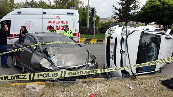 Hafif ticari araçla otomobil çarpıştı! 3’ü ağır, 8 kişi yaralandı