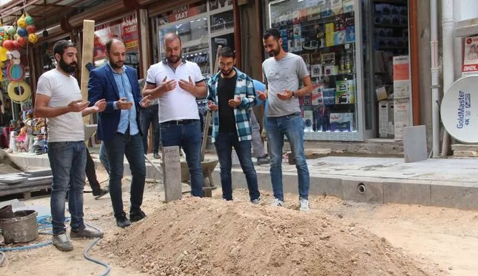 Sokak ortasındaki mezar şaşkına çevirdi! Türbe diye dua ettiler, gerçek bambaşka çıktı