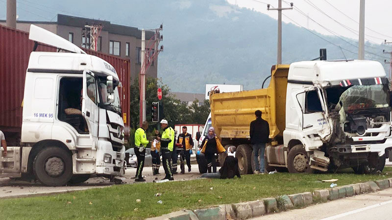 Bursa’da feci kaza Bursa'nın Kestel ilçesinde meydana gelen trafik kazasında 2 kişi yaralandı.
