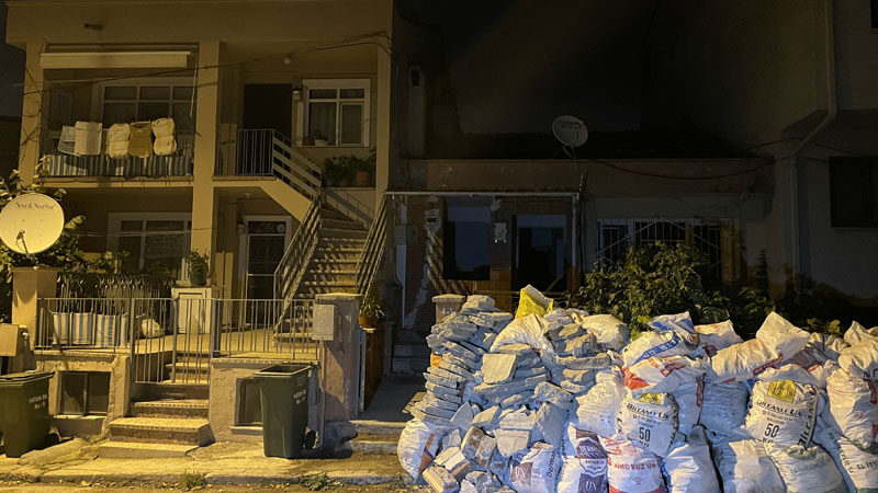 Bursa'da bir evde tesisattan sızan doğalgazdan etkilenen çift ile 2