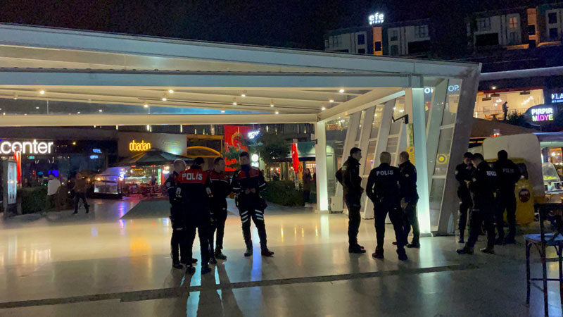 Bursa'nın merkez Nilüfer ilçesindeki bir alışveriş merkezinde çıkan silahlı kavgayla