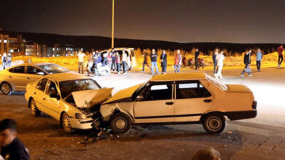 Gaziantep’te iki otomobil kafa kafaya çarpıştı: 10 yaralı
