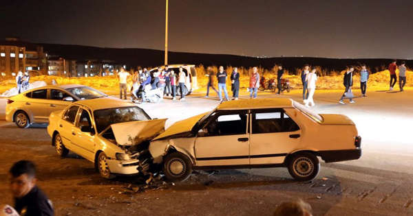 Gaziantep’te iki otomobil kafa kafaya çarpıştı: 10 yaralı