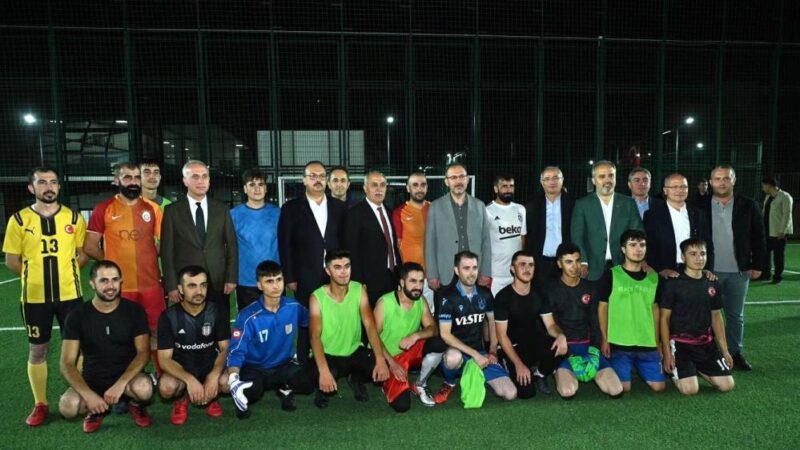 Bakan’dan Bursa’ya sürpriz ziyaret Bursa’nın Yenişehir ilçesine gelen Gençlik ve Spor Bakanı Mehmet Muharrem