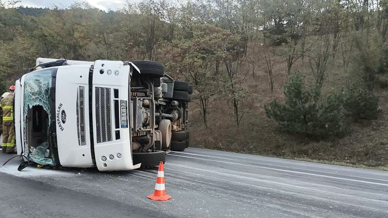 Bursa’da kamyon devrildi