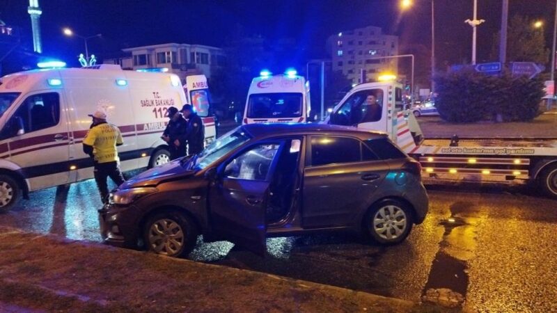 Bursa Orhangazi’de, İznik yolu kavşağında meydana gelen trafik kazasında ana