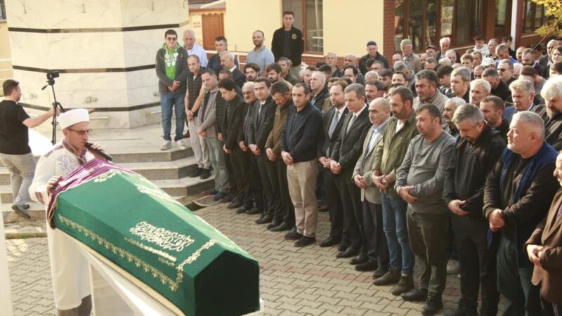 Bursa’da liseli Sudenur gözyaşlarıyla toprağa verildi Bursa'nın Orhangazi ilçesinde okulda hayatını kaybeden lise öğrencisi Sudenur Ongun,