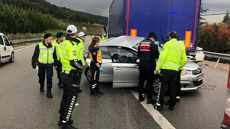 Bursa’da korkunç kaza: 2 ölü Bursa-Ankara otoyolunda sağanak yağış sonucu meydana gelen zincirleme kazada 2