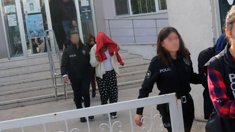 Bursa’da hırsızlık şüphelisi 4 kadın tutuklandı Bursa’nın Karacabey ilçesinde hırsızlık olaylarına karıştığı tespit edilen 4 şüpheli