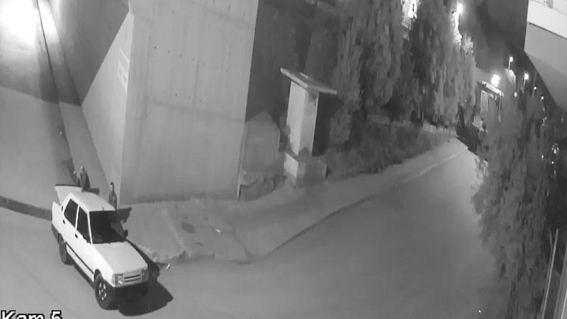 Bursa’da uyanık hırsızlar, mazgalları gören güvenlik kamerasının açısını değiştirmek istedi