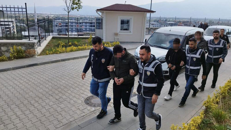 Bursa'nın Orhangazi ilçesinde uyuşturucu ticareti yaptıkları iddiasıyla gözaltına alınan 3