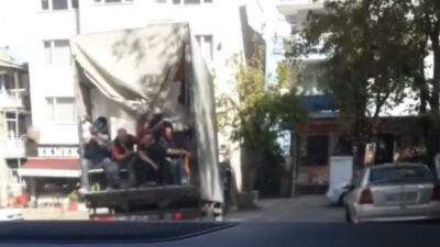 Bursa’da kamyonet kasasında tehlikeli yolculuk