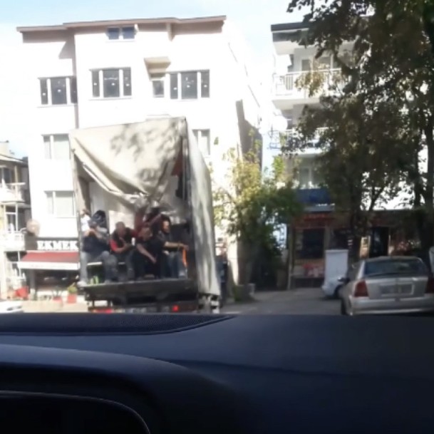 Bursa’da kamyonet kasasında tehlikeli yolculuk Bursa’da kamyonet kasasında tehlikeli yolculuk