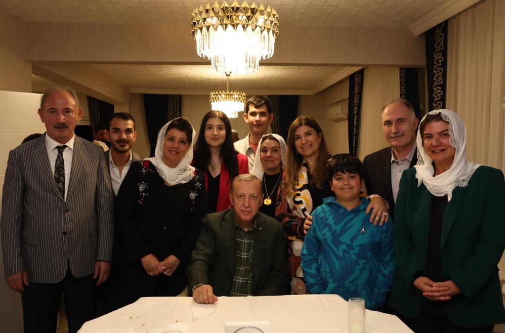 Cumhurbaşkanı Erdoğan’dan Silvan’da sürpriz ziyaret Cumhurbaşkanı Erdoğan’dan Silvan’da sürpriz ziyaret