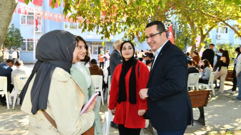 Başkan Kanar, üniversite öğrencileriyle buluştu Mustafakemalpaşa Belediye Başkanı Mehmet Kanar, 2022-2023 eğitim öğretim yıllarında Mustafakemalpaşa