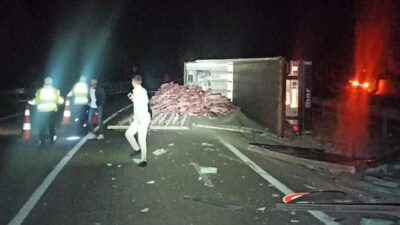 Bursa’da TIR devrildi! Tonlarca et yola saçıldı