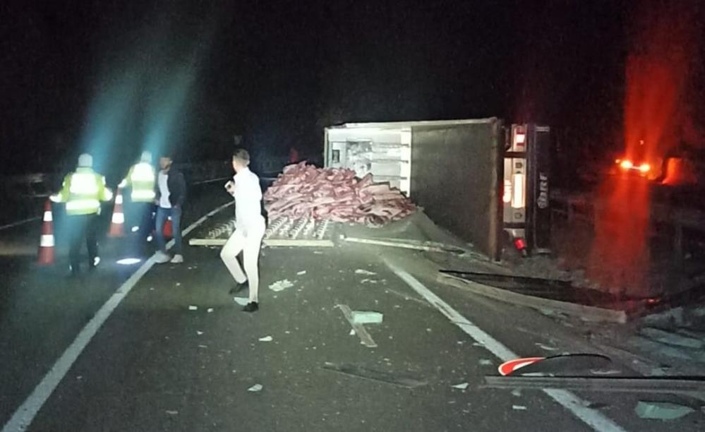 Bursa’da TIR devrildi! Tonlarca et yola saçıldı