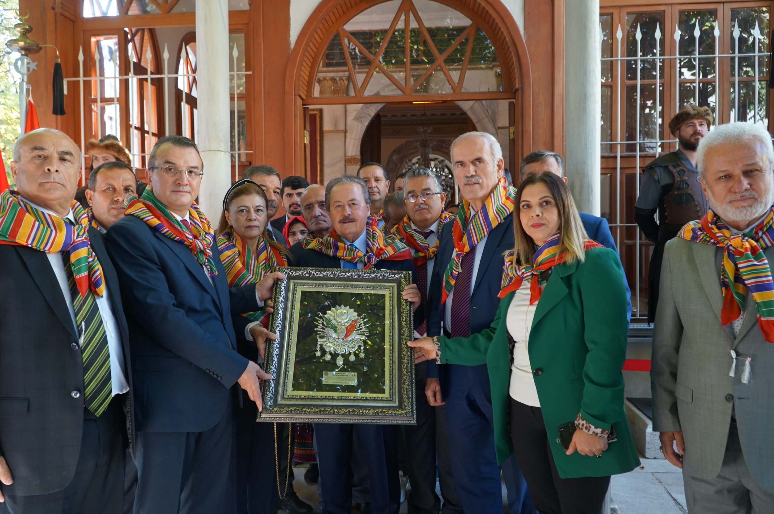 Yörüklerden Devlet eski Bakanı Cavit Çağlar’a teşekkür Yörüklerden Devlet eski Bakanı Cavit Çağlar’a teşekkür