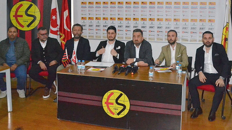 Eskişehirspor Kulüp Başkanı Mehmet Şimşek, düzenlediği basın toplantısında transfer tahtasının