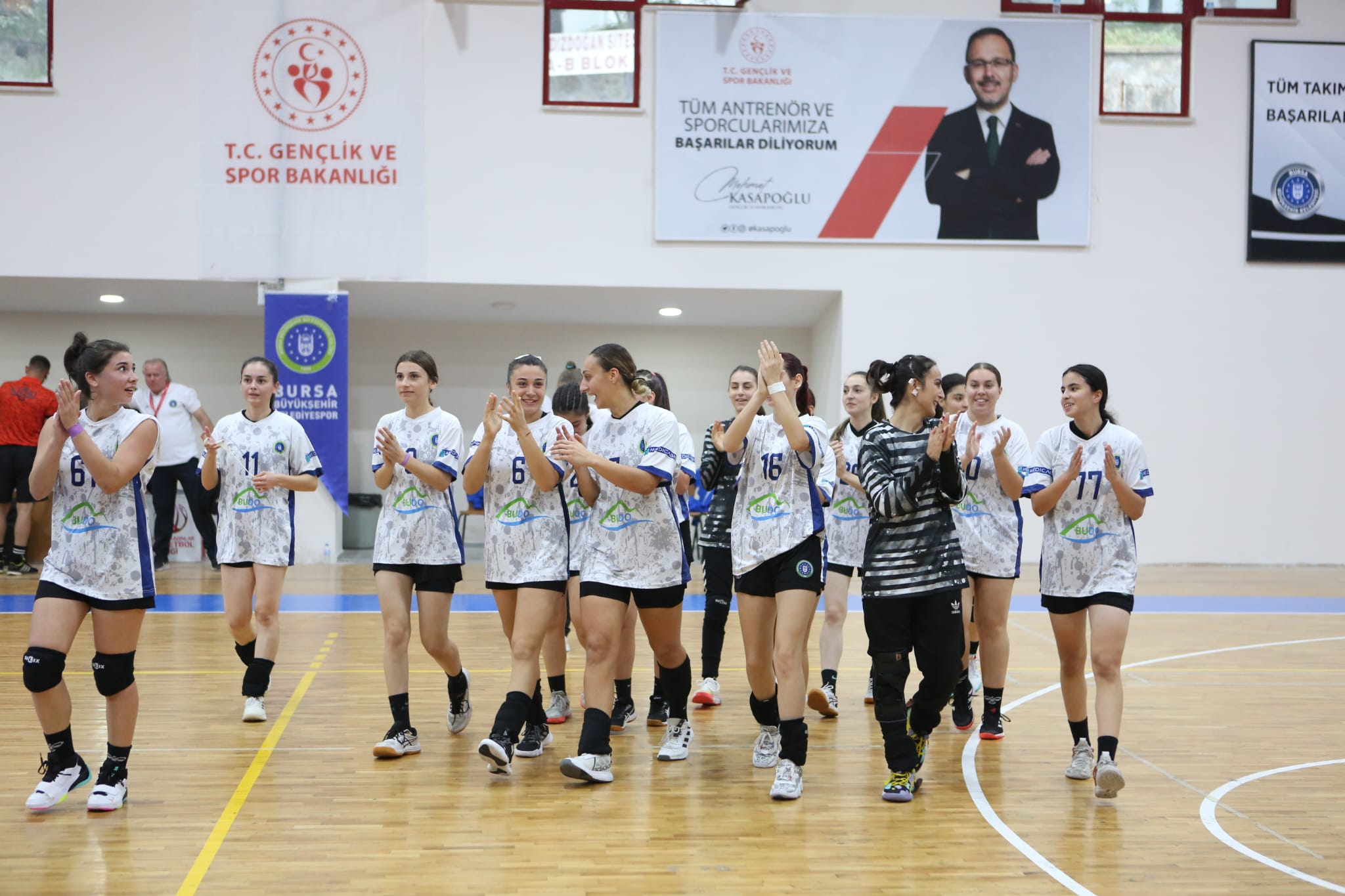 Büyükşehir hentbolda galibiyetle başladı