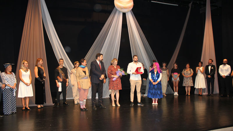 Alkışlar bağışa dönüştü Alkışlar bağışa dönüştü