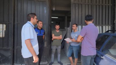 İnegöl’de esnaflar kirliliğe karşı kapı kapı bilgilendiriliyor