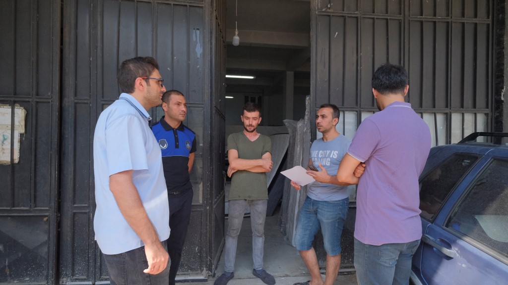 İnegöl’de esnaflar kirliliğe karşı kapı kapı bilgilendiriliyor