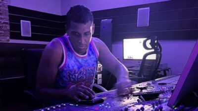 Ünlü şarkıcı sahnede hayatını kaybetti