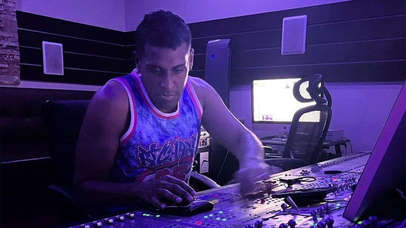 Ünlü şarkıcı sahnede hayatını kaybetti