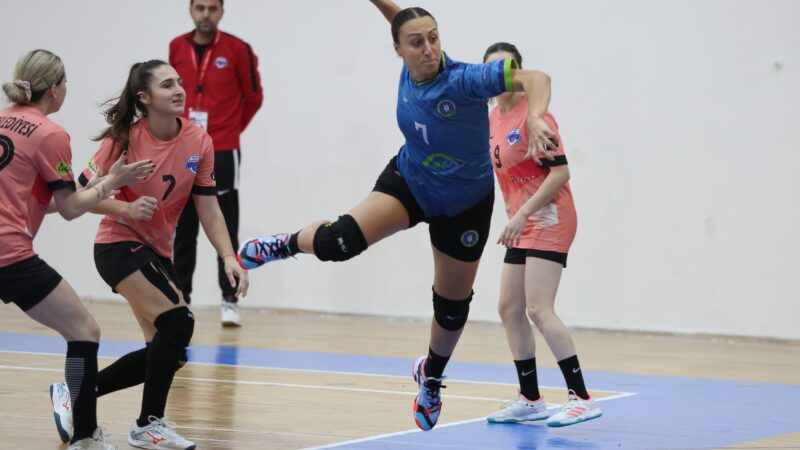 Büyükşehir hentbolda ilk yenilgisini aldı Kadınlar Hentbol 1. Ligi'nde mücadele eden Bursa Büyükşehir Belediyespor, üçüncü