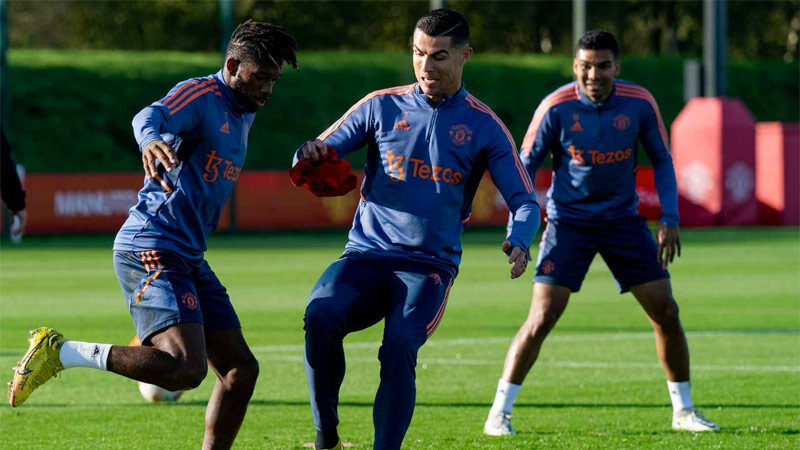 Ronaldo yeniden takımla antrenmana çıktı İngiltere Premier Lig ekiplerinden Manchester United'da forma giyen Portekizli yıldız