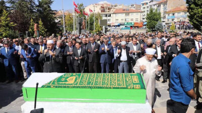 Bakan Özer, Bakan Yardımcısı Yılmaz’ın annesinin cenazesine katıldı