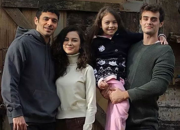 Kardeşlerim dizisi yıldızları hakkında bomba! El ele gelerek aşklarını ilan ettiler Kardeşlerim dizisi yıldızları hakkında bomba! El ele gelerek aşklarını ilan ettiler