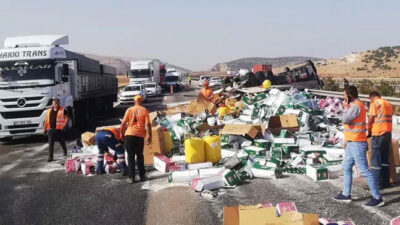Gaziantep’te TIR devrildi, tonlarca malzeme etrafa saçıldı