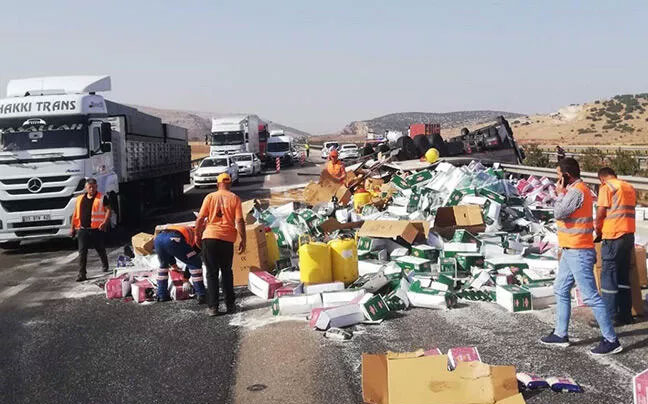 Gaziantep’te TIR devrildi, tonlarca malzeme etrafa saçıldı