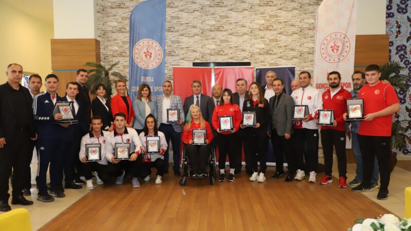 Yıldırım Belediyesi’ne yılın en iyi spor kulübü ödülü Gençleri merkeze alan projeleriyle örnek işlere imza atan Yıldırım Belediyesi,
