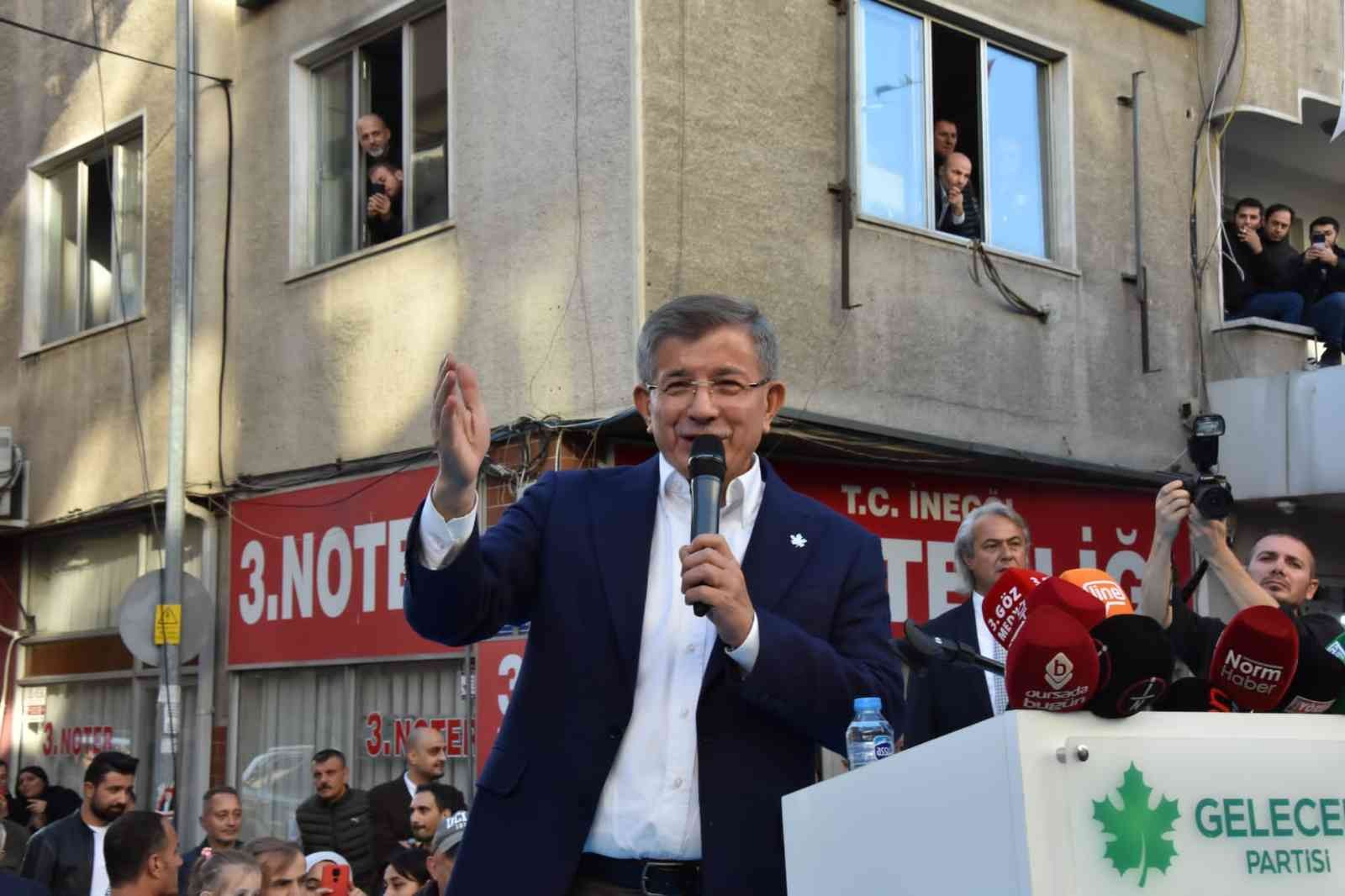 Ahmet Davutoğlu’na vatandaştan “PKK ile berabersiniz” tepkisi