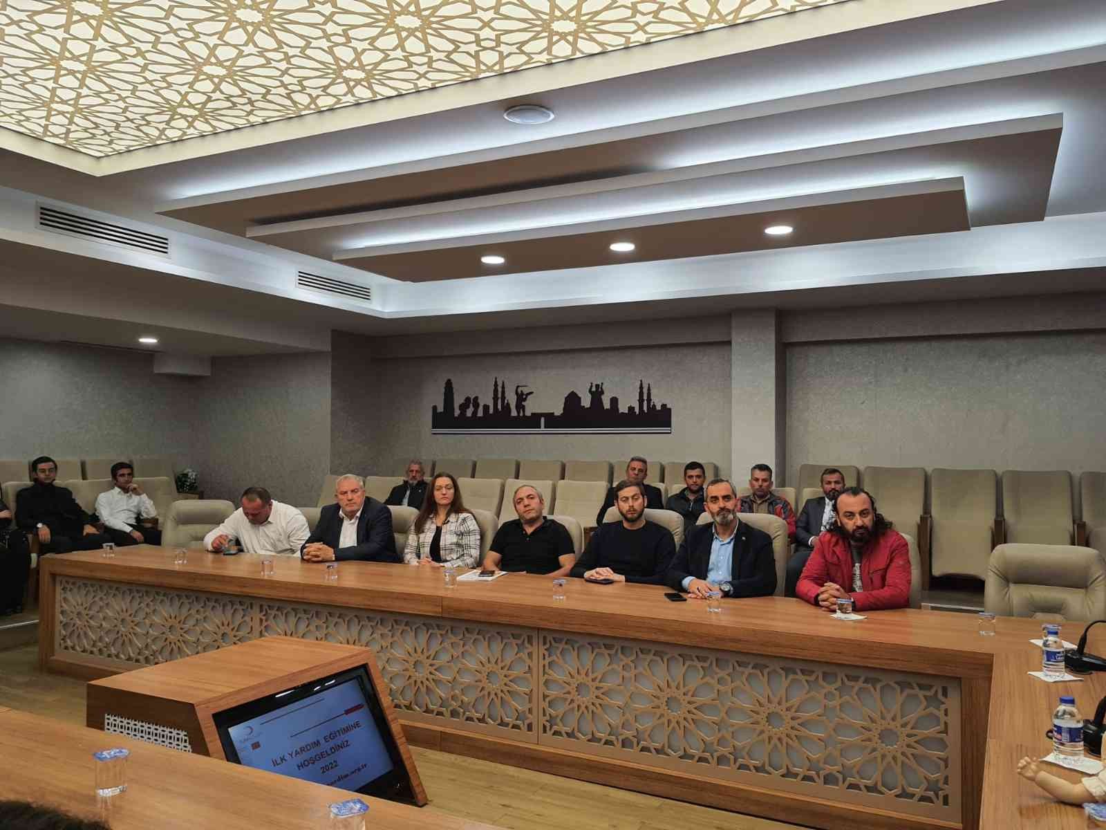 AK teşkilatlar temel ilk yardım eğitimleri alıyor