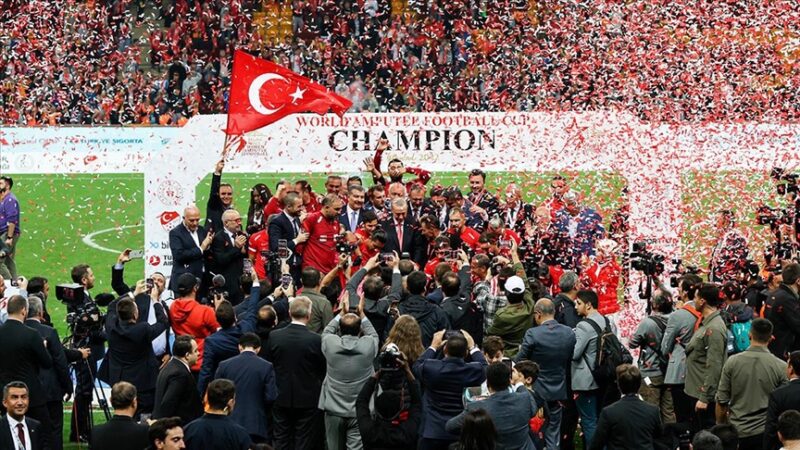 Ampute Futbol Milli Takımı dünya şampiyonu 2022 Dünya Kupası finalinde Angola'yı 4-1 yenen Ampute Futbol Milli