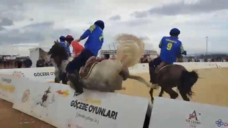 Görüntüler Bursa’dan! Atıyla böyle uçtu Bursa’nın İznik ilçesinde yapılan göçebe oyunlarında yaşanan talihsiz at kazası