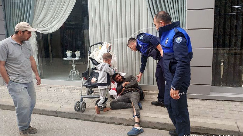 Bursa’nın Gemlik ilçesinde bebeği ve bebek arabasıyla dilencilik yapan yabancı